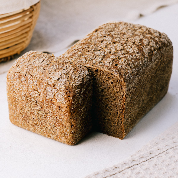 Roggen pur 750g ﻿Reines Roggenbrot mit unserem hauseigenen Natursauerteig, leichter Kümmelnote und ohne Zusatz von Hefe gebacken.