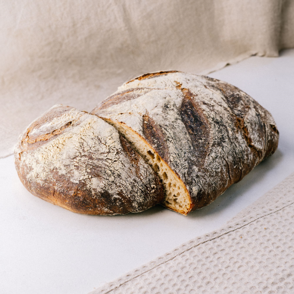 Sylter Genusslaib 2000G ﻿Ursprüngliches Weizenmischbrot mit wilder Porung und markant ausgebackener, dunkler Kruste – extra lange frisch.
