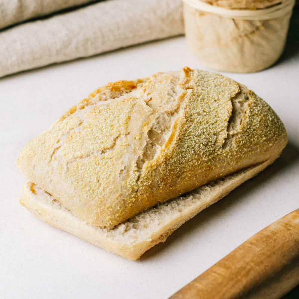 Stadtkrosser ﻿Rustikales Weizenmischbrötchen mit Weizengrieß bestreut.