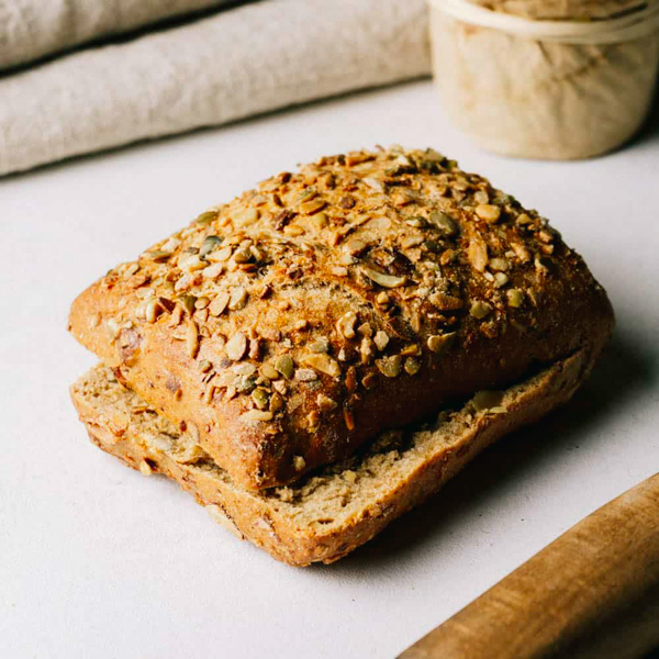 Kürbiskern&Haselnuss-Brötchen ﻿Weizenmischbrötchen mit Kürbiskernen und gerösteten Haselnüssen, verfeinert mit Kümmel, Koriander, Anis und Fenchel.