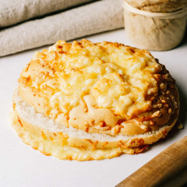 Käsebrötchen ﻿Weizenbrötchen überbacken mit knusprigem, handgeriebenen Edamerkäse.