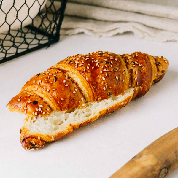 Laugenkorn ﻿Laugencroissant mit Leinsamen und Sesam.