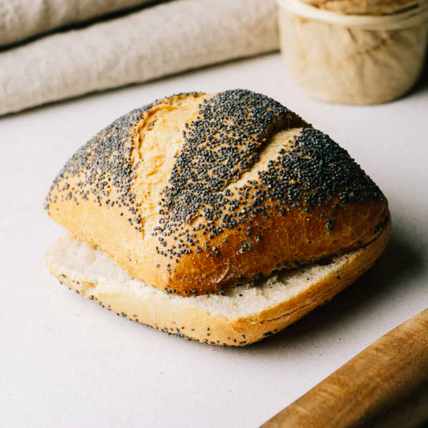 Mohnbrötchen ﻿Weizenbrötchen mit Blaumohn, verfeinert mit Rapsöl.