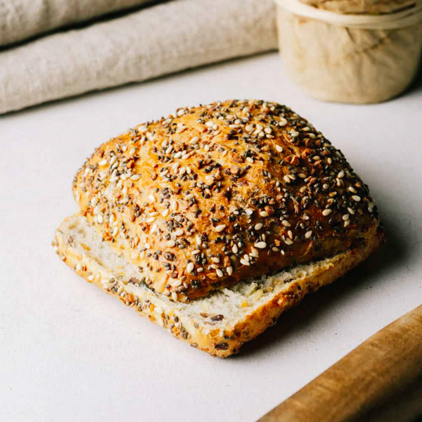 Proteinkracher Brötchen ﻿Proteinreiches Weizen-Quarkbrötchen mit vielen Sonnenblumenkernen, Leinsamen &amp; Kürbiskernen und einem Dekor aus Sesam und Chiasamen (Salvia Hispanica).