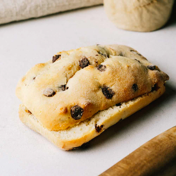 Schokijunge ﻿Saftig-weiches Quarkbrötchen mit dunklen Schokotropfen.