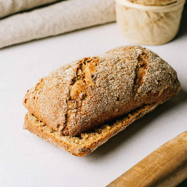 Roggenkrosser ﻿Rustikales Roggen-Weizenbrötchen mit Hirse und Rapsöl verfeinert und mit Roggengrieß bestreut.