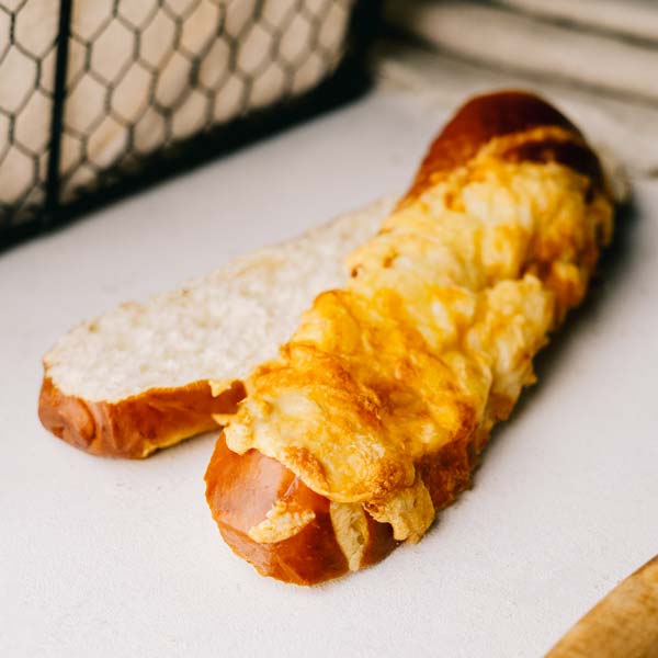 Käse Laugenstange ﻿Unsere Laugenstange überbacken mit einer Mischung aus Edamer und Cheddar.
