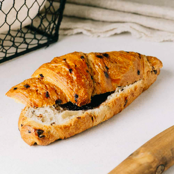 Schokocroissant ﻿Plunderteig aus Weizenmehl mit Schokoladensplittern und einem Kern aus Schokoladencreme.
