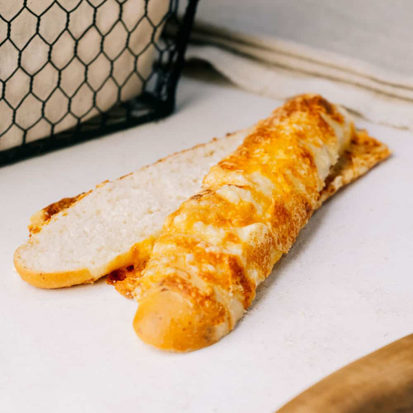 Käsestange ﻿Saftiger Hefeteig mit herzhaftem Bergkäse, Edamer und Cheddar.