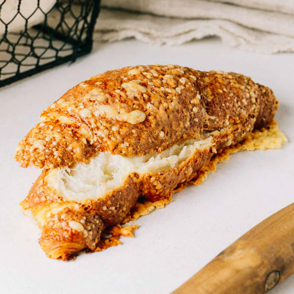 Laugencroissant Käse ﻿Herzhaftes Croissant aus Plunderteig mit feiner Laugennote, überbacken mit dänischem Schnittkäse.