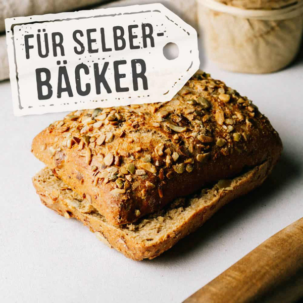 Kürbiskern&Haselnuss-Bröt. BiL ﻿Echte Jungs zum Fertigbacken: Weizenmischbrötchen mit Kürbiskernen und gerösteten Haselnüssen, verfeinert mit Kümmel, Koriander, Anis und Fenchel. Infos zur perfekten Backzeit unter: jb.de