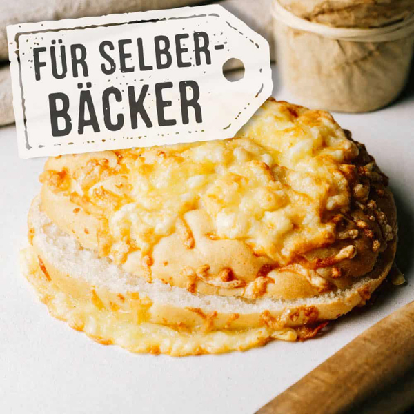 Käsebrötchen BIL ﻿Echte Jungs zum Fertigbacken: Weizenbrötchen überbacken mit knusprigem, handgeriebenen Edamerkäse. Infos zur perfekten Backzeit unter: jb.de