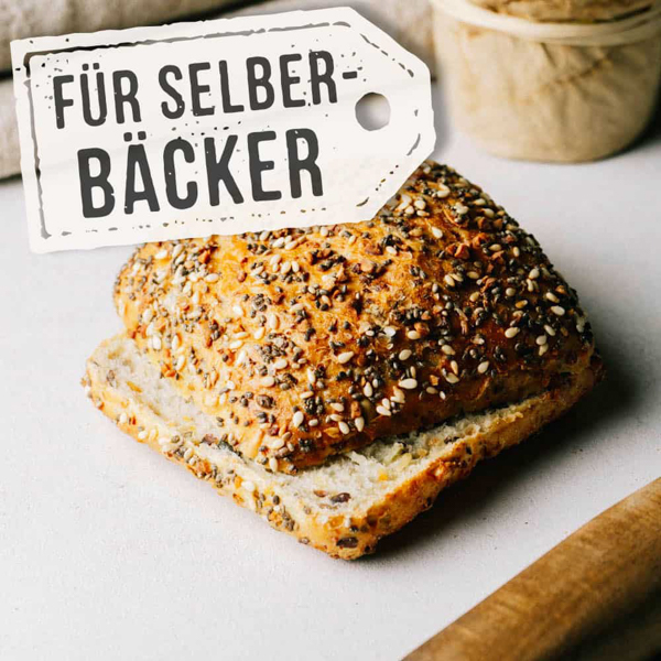 Proteinkracher Brötchen BIL ﻿Proteinreiches Weizen-Quarkbrötchen mit vielen Sonnenblumenkernen, Leinsamen &amp; Kürbiskernen und einem Dekor aus Sesam und Chiasamen (Salvia Hispanica).
