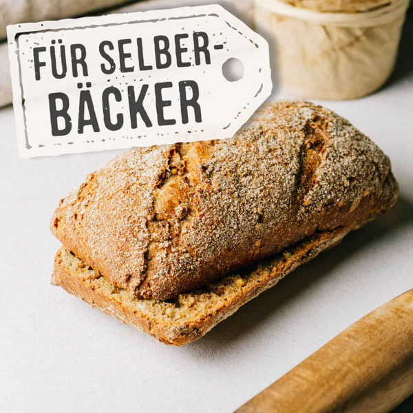 Roggenkrosser BIL ﻿Echte Jungs zum Fertigbacken: Rustikale Roggen-Weizenbrötchen mit Hirse und Rapsöl verfeinert und mit Roggengrieß bestreut. Infos zur perfekten Backzeit unter: jb.de
