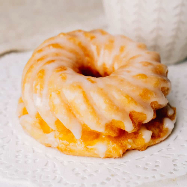 Spritzkuchen ﻿Saftig ausgebackener Teig aprikotiert und mit Fondant dekoriert.