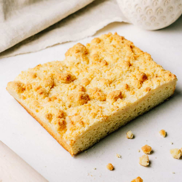 Streuselkuchen Platte ﻿Saftig-weicher Hefeteig mit knusprigen Streuseln.
