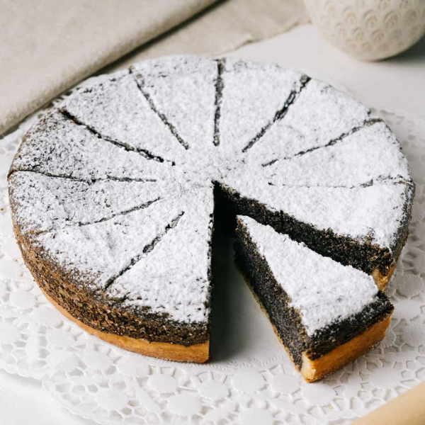Omas Mohnkuchen  ﻿Der köstliche Klassiker mit Mürbeteigboden und feiner Mohnmasse.