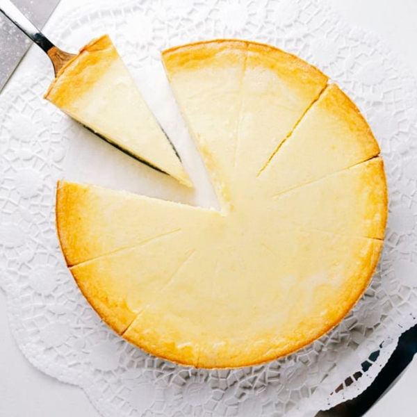 Omas Käsekuchen ﻿Nach Omas alter Rezeptur und mit ganz viel Liebe gebacken, der cremige Klassiker mit Mürbeteigboden, 40%igem Quark und Sauerrahm.