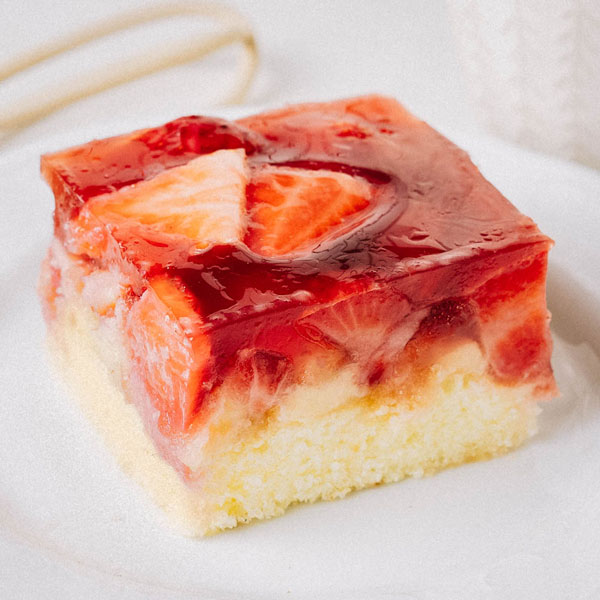 Erdbeerschnitte ﻿Sandboden mit einer feinen Puddingcreme und mit frischen Erdbeeren belegt.