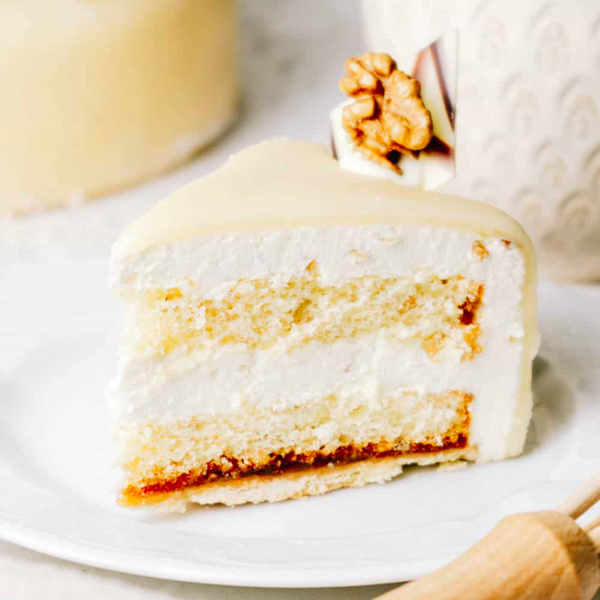 Nuss-Sahne 8er ﻿Mürbeteig und Wiener Böden mit Haselnusssahne, umhüllt von feinem Lübecker Marzipan.