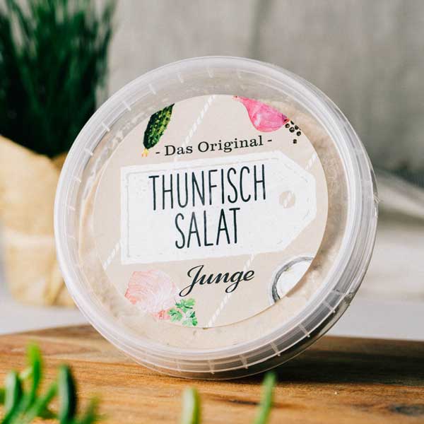 Thunfischsalat 150g ﻿Hausgemachter Thunfischsalat mit kräftiger Mayonnaise, Gewürzgurken und frischem Schnittlauch.