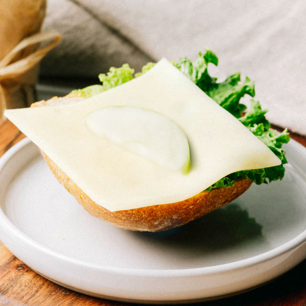 Käse 1/2 ﻿Unser knuspriger Klassiker mit mildem, dänischen Käse, Lollo Bionda Salat und Dekor der Saison.