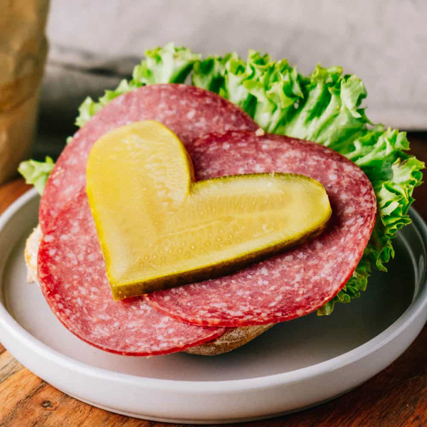Salami 1/2 ﻿Die wahrscheinlich bekannteste Wurst der Welt - unser herzhafter Snack mit saftiger Gewürzgurke als stärkende Mahlzeit für Ihren Tag.