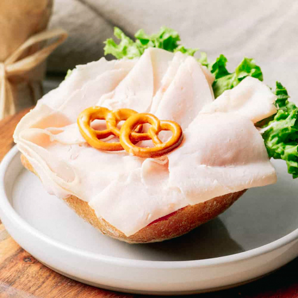 Pute 1/2 ﻿Das ist mal ein saftiger und proteinreicher Snack. Wir toppen das aromatische Hanse No. 1 mit Pute. Wer von den fitnessbegeisterten Putenliebhabern es genau wissen mag: dieser Snack kommt auf 7,7 g Eiweiß pro Halbes Brötchen.