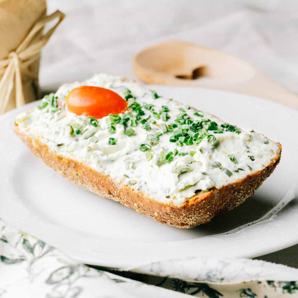 Frischling Kräuter 1/2 ﻿Halber Roggenkrosser mit frischem hauseigenem Joghurtrahmaufstrich.