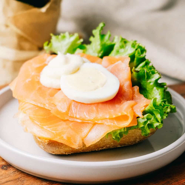 Lachs 1/2 ﻿Ahoi ihr Fischfans, für euch zaubern wir nur das Feinste aus der See: norwegischem Räucherlachs. Etwas Sahnemeerrettich auf einem knackig, ofenfrischen Hanse No. 1 dazu und der Echte Genuss ist bereit zum Verschlingen.