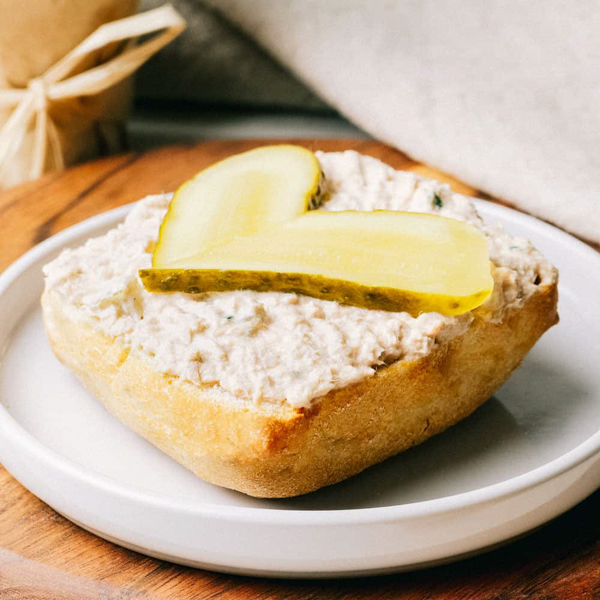 Thunfischsalat 1/2 ﻿Das knusprige Hanse No. 1 mit hauseigenem Thunfischsalat.
