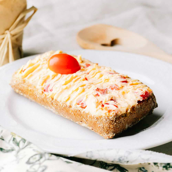 Frischling Paprika 1/2  ﻿Unser Roggenkrosser mit cremiger Paprikafrischkäsecreme mit milder Schärfe.