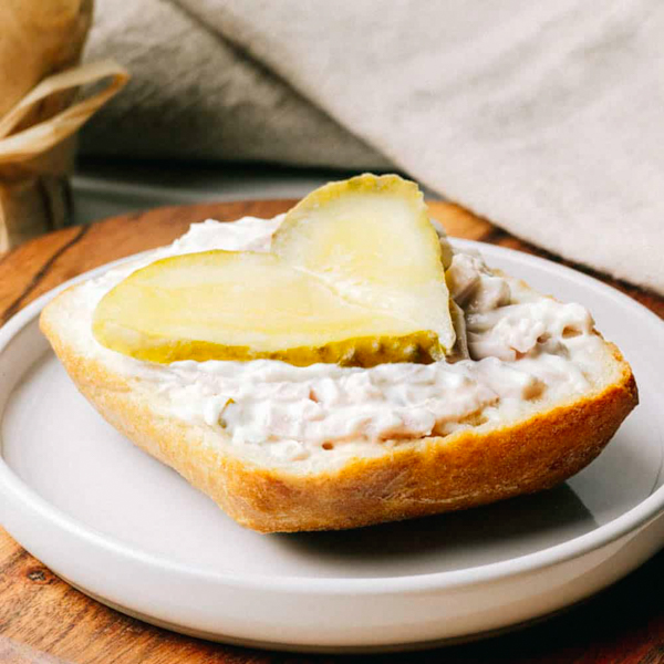 Geflügelfleischsalat 1/2 ﻿Halbes Hanse No. 1 mit unserem hauseigenen, würzigen Geflügelfleischsalat.