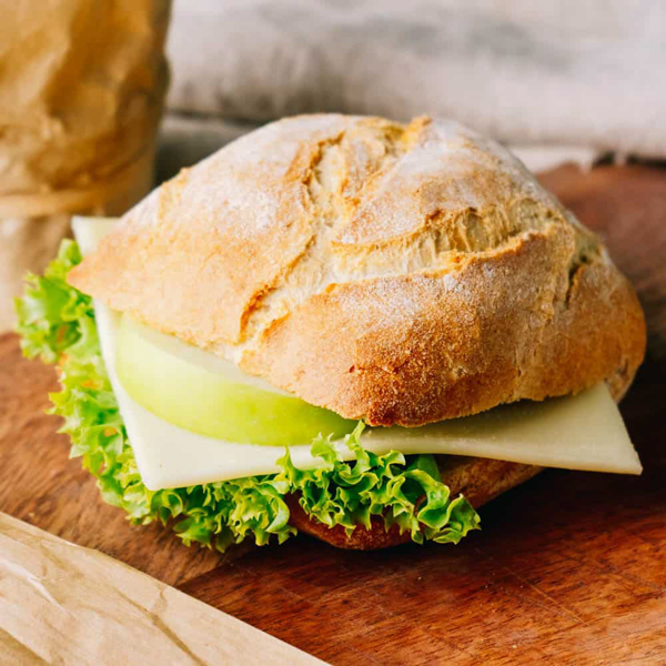 Käse ganz ﻿Das knusprige Hanse No. 1 mit mildem Käse und Lollo Bionda Salat.