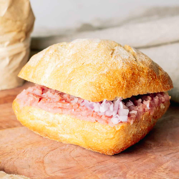 Mett ganz ﻿Das knusprige Hanse No. 1 mit frischem Zwiebelmett nach unserer hauseigenen Rezeptur.