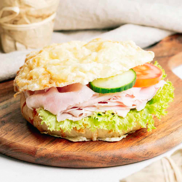 Käsebrötchen mit Schinken ﻿Das herzhafte Brötchen mit zartem Kochschinken, Lollo Bionda Salat und hauseigener Remoulade.
