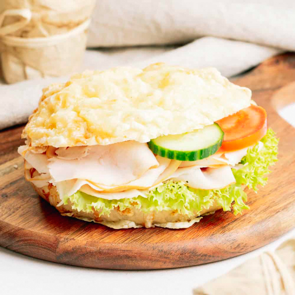 Käsebrötchen mit Pute ﻿Das herzhafte Brötchen mit saftiger Putenbrust, Lollo Bionda Salat und hauseigener Remoulade.