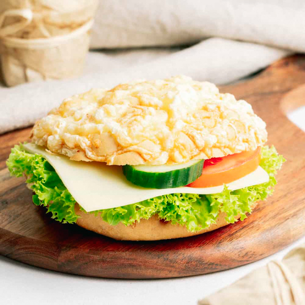 Käsebrötchen mit Käse ﻿Das herzhafte Brötchen mit mildem, dänischen Käse, Lollo Bionda Salat und hauseigener Remoulade.