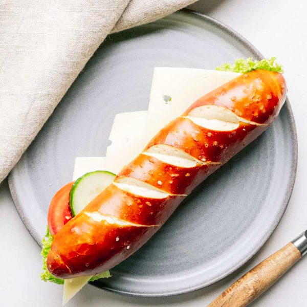 Laugenstange mit Käse ﻿Unsere Laugenstange mit mildem, dänischen Käse und Lollo Bionda Salat.
