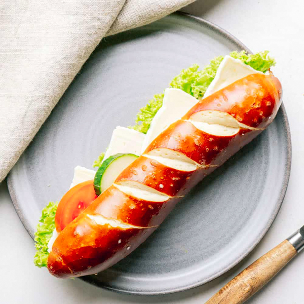 Laugenstange mit Briekäse ﻿Unsere Laugenstange mit cremigem Briekäse und Lollo Bionda Salat.