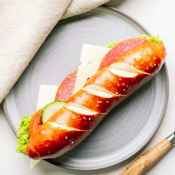 Laugenstange Salami-Käse ﻿Unsere Laugenstange mit herzhafter Salami, mildem Käse und Lollo Bionda Salat.
