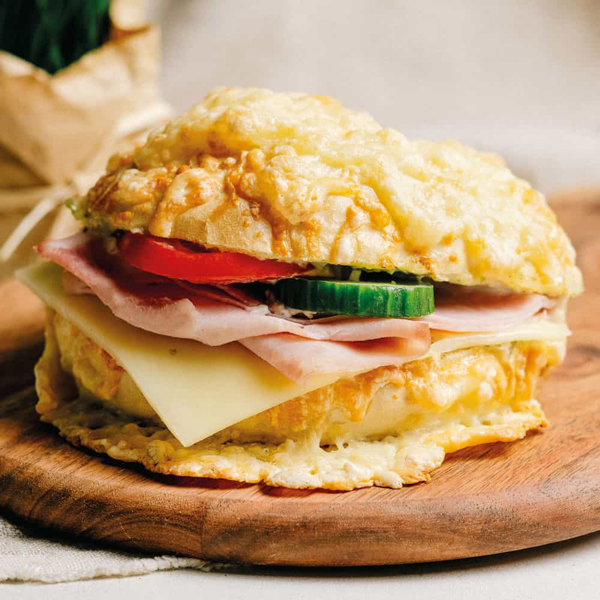 Schlemmertasche ﻿Unser Klassiker: Käsebrötchen mit zartem Kochschinken, mildem Käse und hauseigener Remoulade.