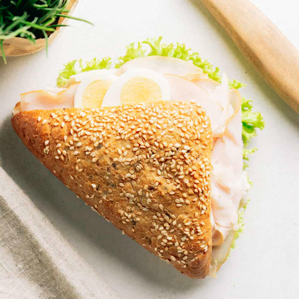 Wikinger Pute ﻿Unser Klassiker: Das körnige Sesamdreieck mit saftiger Putenbrust, Lollo Bionda Salat und hauseigener Remoulade.