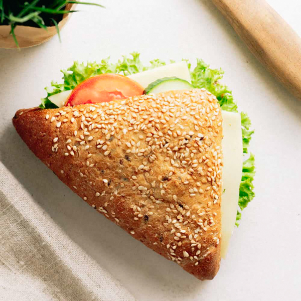 Wikinger Käse ﻿Die vegetarische Variante unseres Klassikers: Das körnige Sesamdreieck mit mildem Käse, Lollo Bionda Salat und hauseigener Remoulade.