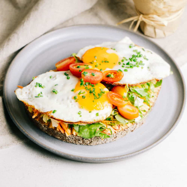 Veggie Max ﻿Frisch aus der Pfanne: 2 Spiegeleier, Frischkäse Paprika und Salatmischung auf einer Scheibe Krustico. Bestreut mit Schnittlauch.