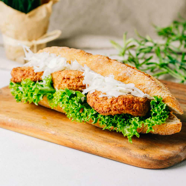 Küstenkruste Frikadelle ﻿Unser knuspriges Baguettebrötchen mit saftiger Geflügelfrikadelle, hauseigener Remoulade und Weißkrautsalat.