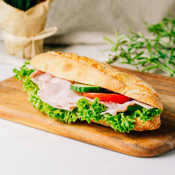 Küstenkruste Schinken ﻿Unser knuspriges Baguettebrötchen mit zartem Kochschinken und hauseigener Remoulade.