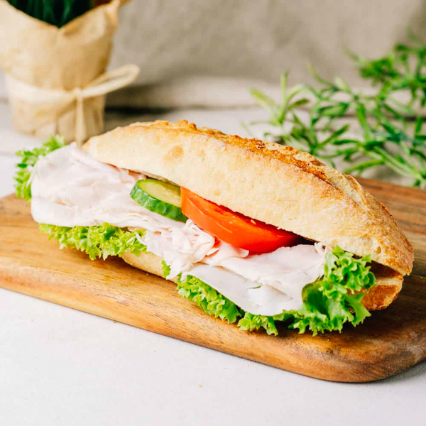 Küstenkruste Pute ﻿Unser knuspriges Baguettebrötchen mit saftiger Putenbrust und hauseigener Remoulade.