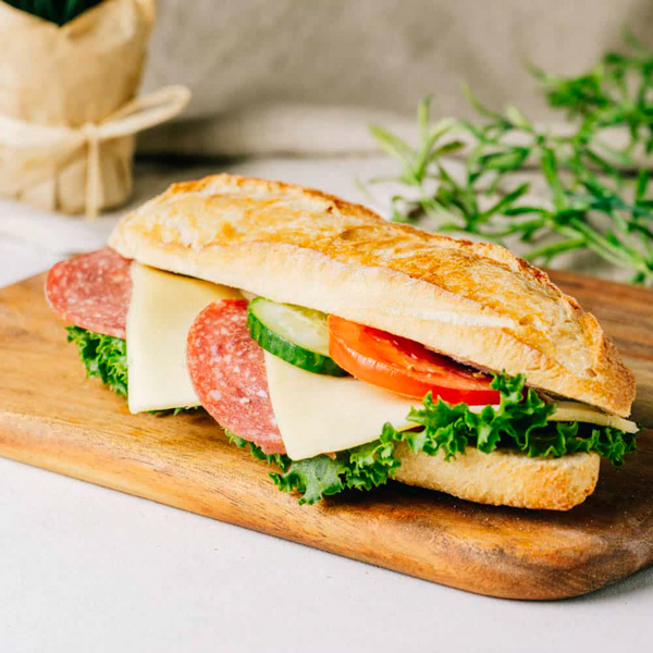Küstenkruste Jungs ﻿Unser knuspriges Baguettebrötchen mit herzhafter Salami und mildem Käse.