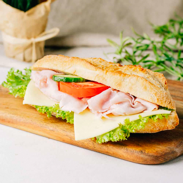 Küstenkruste Deerns ﻿Unser knuspriges Baguettebrötchen mit mildem Käse und zartem Kochschinken.